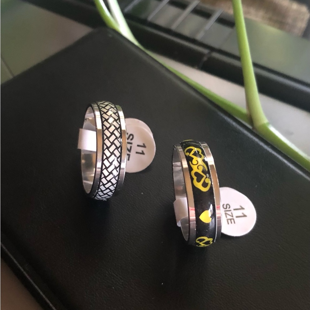2 pcs Stainless Steel Silver and Black Patterned Rings Size 11